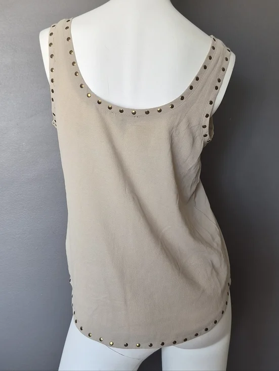 Dynamite Beige Stud-Trim Scoop Tank - Picture 2 of 4